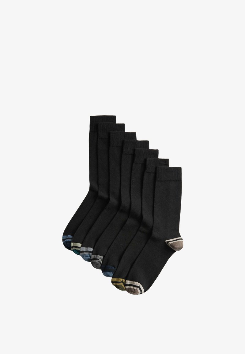 Sette paia di calzini neri disposti in fila, ciascuno con una banda di colore diverso sulla punta e sul tallone.