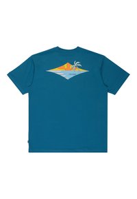 Türkises Kurzarmhemd mit einem rautenförmigen Grafikdruck eines Sonnenuntergangs, Meereswellen und einer Palme im oberen Rückenbereich.