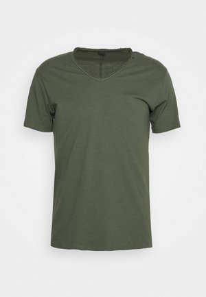 Camiseta de algodón verde con diseño de cuello en V y mangas cortas. Presenta un dobladillo cosido y un ajuste relajado, con una textura suave.