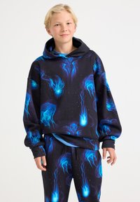 Felpa con cappuccio con base nera e motivi di meduse blu vivaci. Il tessuto ha una texture morbida con una vestibilità comoda.