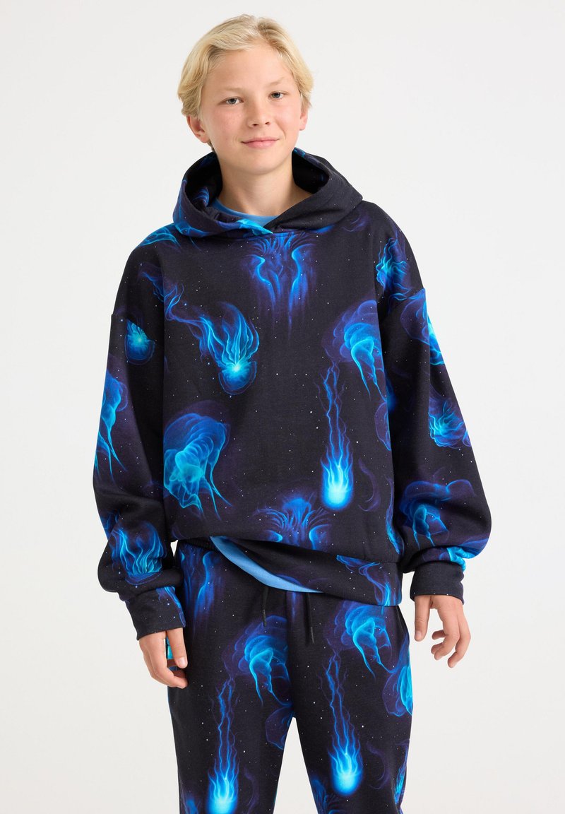 Felpa con cappuccio con base nera e motivi di meduse blu vivaci. Il tessuto ha una texture morbida con una vestibilità comoda.