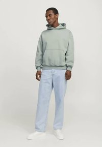 Jack & Jones JJEURBAN EDGE HOOD - Ikdienas džemperis - hellgrün
