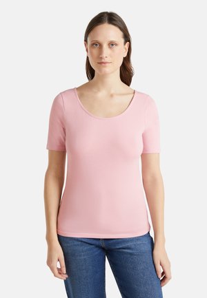 Camiseta de manga corta y escote redondo en rosa claro, confeccionada con una suave mezcla de algodón. Diseño ajustado con textura suave y costuras mínimas.