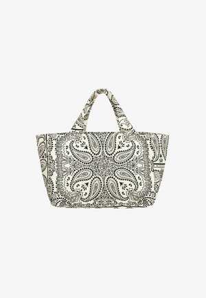 Duża torba typu tote w kremowym materiale z misternymi czarnymi wzorami paisley, dwoma solidnymi uchwytami i szerokim, otwartym wierzchem dla łatwego dostępu.