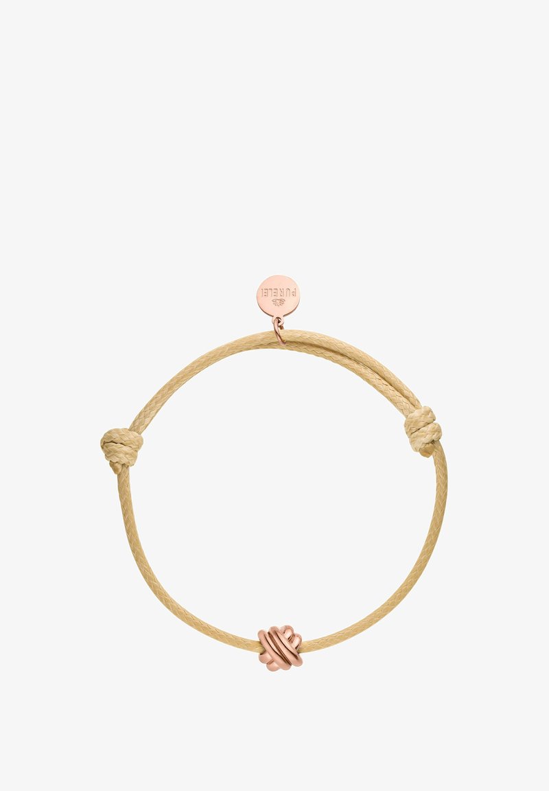 Geflochtener beiger Schnurarmband mit einem geknoteten Design und einem roségoldenen Metallakzent-Tag, das über ein kreisförmiges Charm-Detail verfügt.
