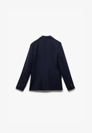 Blazer navy à coupe ajustée. Dispose d'épaules structurées, d'une fente arrière et d'une fermeture à deux boutons aux poignets. Texture de tissu lisse.