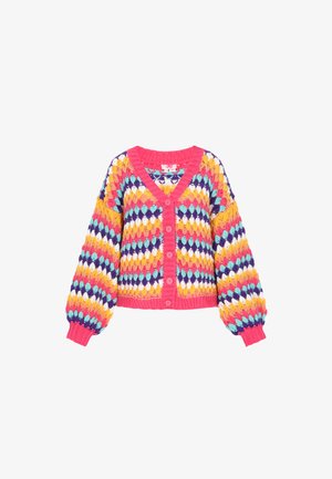 Többszínű, hímzett kardigán gyémánt mintával, rózsaszín bordás gallérral és mandzsettákkal, valamint nagyméretű gombokkal. Tágas ujjaival rendelkezik.