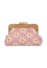 Horgolt rózsaszín kis kézitáska fehér margarétákkal és sárga középpel. Fa keretes zárral. Texturált kötött mintával, virágos kialakítással.