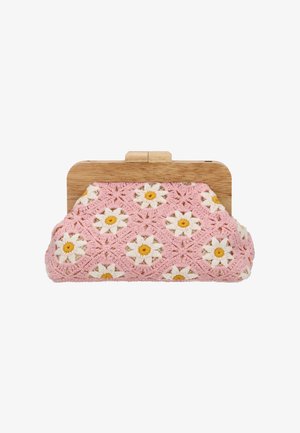 Ręcznie szydełkowana kopertówka w różowym kolorze z białymi stokrotkami i żółtymi środkami. Zamknięcie na drewnianą ramę. Teksturowany wzór dzianiny z motywem kwiatowym.
