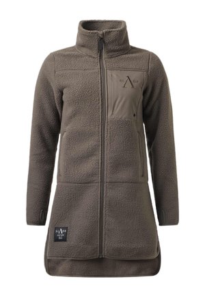 Veste polaire longue marron avec col haut, fermeture éclair complète à l'avant, poche poitrine, deux poches latérales et trous pour les pouces dans les manches.