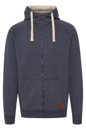 Sudadera con capucha para hombre en felpa gris oscuro. Presenta cordones crema, bolsillos frontales y un pequeño parche de cuero marrón con el logo.