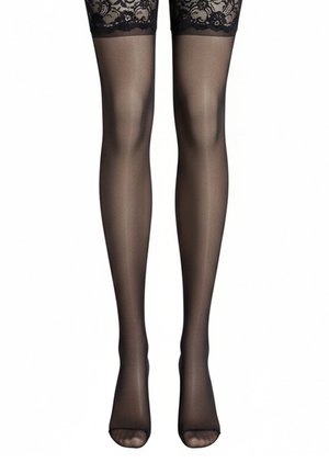 Jambes portant des bas noirs transparents montants jusqu'à mi-cuisse avec des bordures en dentelle sur fond blanc, orteils visibles à travers le tissu.
