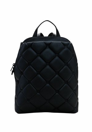Sac à dos en cuir noir matelassé avec des coutures en losange, poignée supérieure et fermeture éclair visible sur le côté.