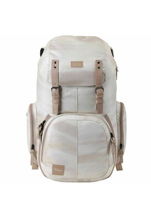 Zaino in tessuto beige chiaro con motivi sottili. Presenta doppie cinghie superiori, tasche laterali con zip e una patch con logo sulla parte anteriore.