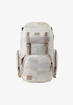 Rucksack aus hellbeigem Stoff mit dezenten Mustern. Verfügt über zwei obere Trageriemen, seitliche Reißverschlusstaschen und ein Logo-Patch auf der Vorderseite.