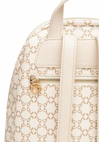 Zaino in pelle beige con un sottile motivo geometrico, hardware dorato, tasca con zip e due spallacci per il trasporto.