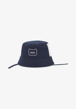Chapeau bob bleu marine en coton, avec un patch logo blanc portant l'inscription "BOSS" à l'avant, doté d'une sangle réglable sous le menton.