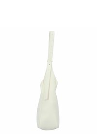 Bolso blanco de cuero con un acabado texturizado, forma alargada y una sola correa ajustable. Presenta un diseño minimalista sin acentos de herrajes.