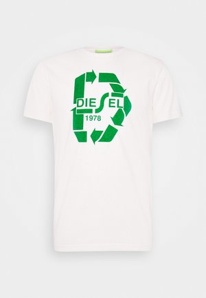 Wit T-shirt met korte mouwen met een groen recycling-symbool, het woord "DIESEL" en het jaartal "1978" op de voorkant gedrukt.