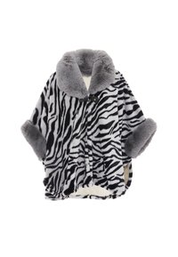 Poncho cu model zebrat, realizat din blană artificială moale, având un guler gri, mâneci supradimensionate și închidere cu nasture. Căptușeală interioară crema.