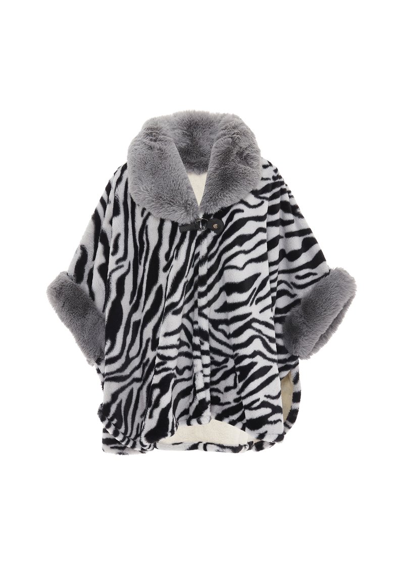 Poncho cu model zebrat, realizat din blană artificială moale, având un guler gri, mâneci supradimensionate și închidere cu nasture. Căptușeală interioară crema.