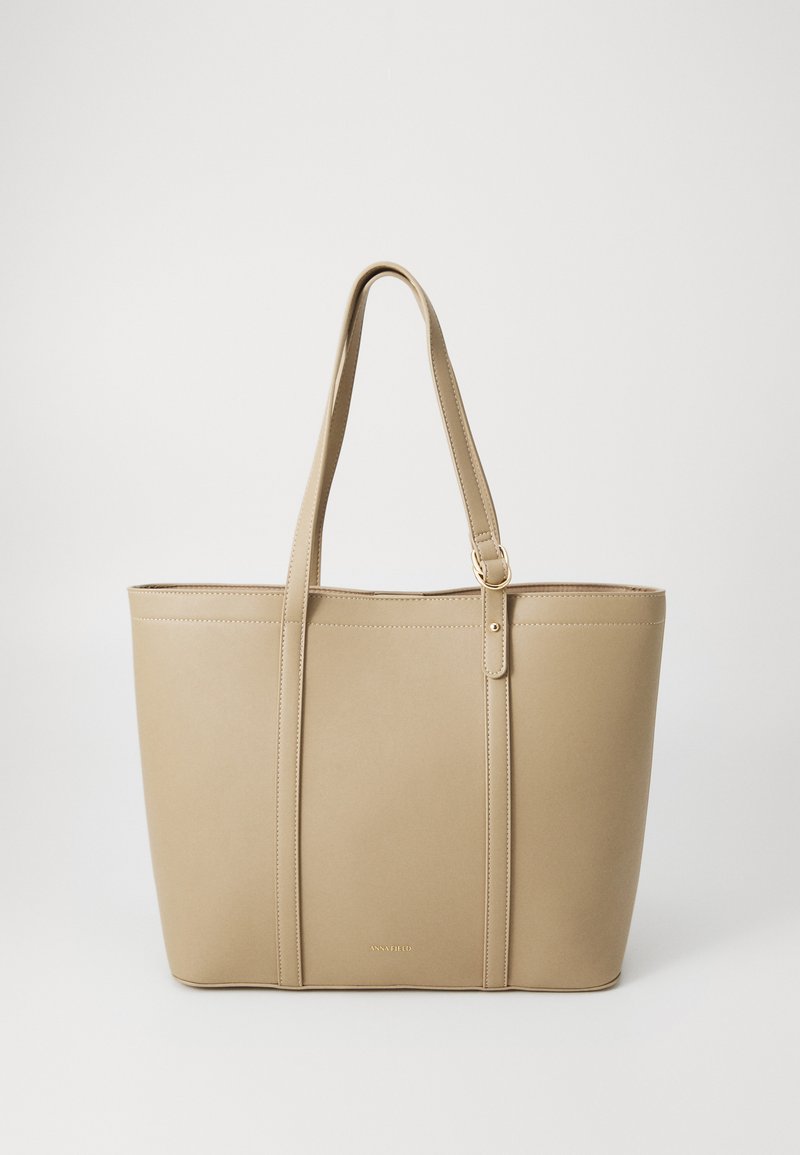 Bolso tote beige hecho de un material sintético suave, con dos asas de hombro, forma plana y detalles de costura sutiles.