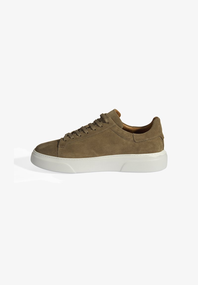 Baskets en suede olive avec une semelle en caoutchouc blanc, présentant un bout arrondi, des lacets plats et un design minimaliste.