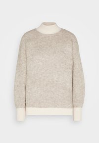 Beige gestrickter Pullover mit hohem geripptem Kragen, weichem Textil und gerippten Bündchen. Der Körper hat eine leicht flauschige Oberfläche.