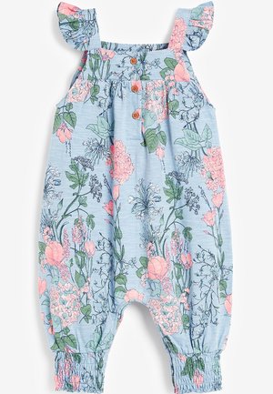 Kwiatowy kombinezon w jasnoniebieskim materiale, z różowymi i zielonymi wzorami kwiatów, falbaniastymi ramiączkami, drewnianymi guzikami oraz elastycznymi mankietami.