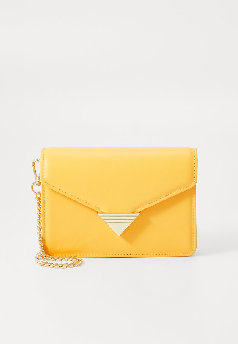 Funda amarilla de imitación de cuero con diseño de sobre, que presenta un acento metálico dorado en forma triangular y una correa de cadena dorada.