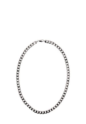 Ezüst színű fém láncnyaklánc vastag láncszemekkel, lekerekített formával és biztos záródással, fényes, polírozott felülettel.