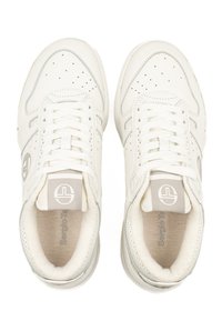 Bílé kožené tenisky s perforovanou špičkou, plochými tkaničkami a šedými akcenty na jazyku a po stranách. Měkká textilní podšívka a polstrovaný límec.