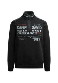 Schwarzer Pullover mit hohem Kragen und Reißverschluss, mit weißen und roten Schriftzügen. Gerippte Bündchen und Saum, strukturierter Strickstoff.