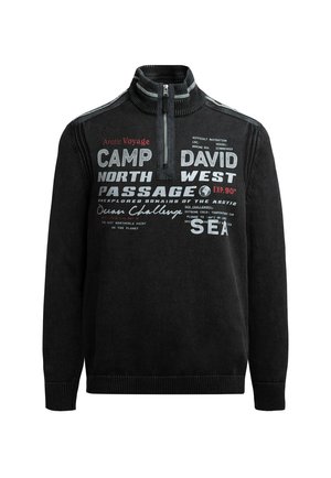 Schwarzer Pullover mit hohem Kragen und Reißverschluss, mit weißen und roten Schriftzügen. Gerippte Bündchen und Saum, strukturierter Strickstoff.