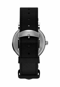 Sort læderurrem med en sølvfarvet rustfri stålspænde, der har tre justeringshuller og en glat, struktureret overflade.