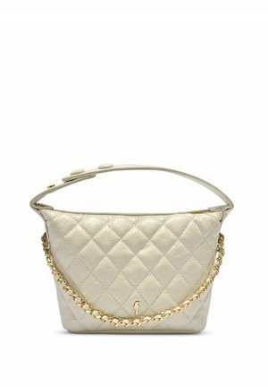 Kremowa pikowana skórzana torebka z złotym łańcuszkiem i regulowanym górnym uchwytem na białym tle.