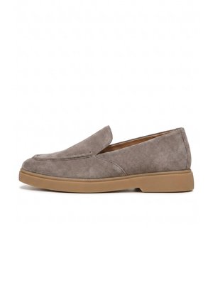 Pantof slip-on din piele intoarsă taupe, cu vârf rotunjit și talpă de cauciuc maro deschis, văzut din profil pe fundal alb.