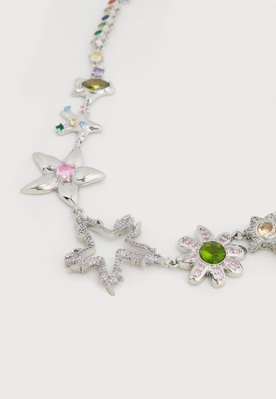 Ασημένιο κολιέ σε σχήμα λουλουδιού με πολύχρωμες στρας, που διαθέτει λουλουδάτα και αστέρι μοτίβα σε διάφορα σχέδια και υφές.