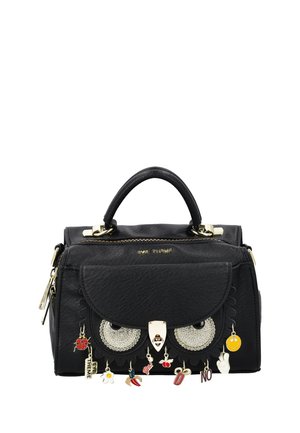Schwarze Handtasche mit Klappe mit zwei funkelnden Augen und hängenden bunten Anhängern, darunter ein Marienkäfer, eine Blume, ein Smiley und Wortanhänger.