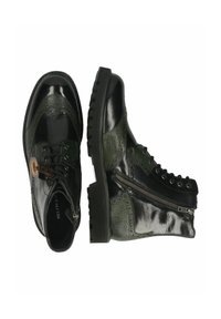 Svarta och gröna läderankelboots med texturerade detaljer, snörning fram, sidodragkedja och slitstarka sulor. Distinkt glänsande yta.