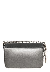 Grå axelväska gjord av texturerat material. Har en kedjeslinga, en slät ovansida och en sidokarakteristik. Kompakt rektangulär form.