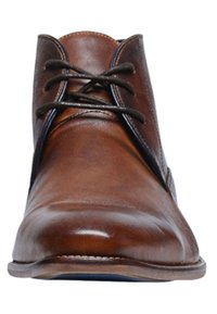 Braune Leder-Stiefelette mit runder Zehenform, Schnürung an der Vorderseite und glatter Textur. Verfügt über kontrastierende Nähte an den Seiten und eine flache Sohle.