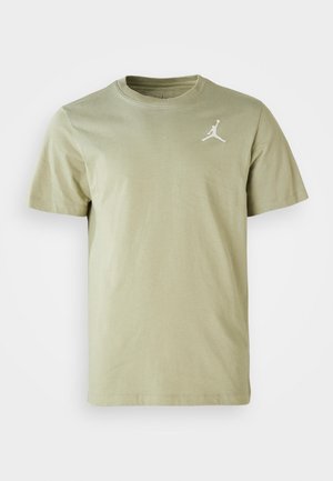 Olive rohelise värvi puuvillane t-särk lühikeste varrukatega, ümmarguse kaelusega ja vasakul rinnal valge tikandiga Jumpman logo.