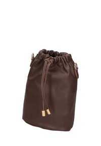 Borsa a tracolla in pelle marrone con una texture morbida, forma arrotondata e accenti in hardware tono oro. Presenta un design con cima arricciata.