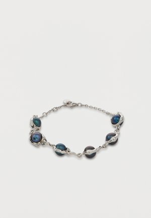 Bracelet en chaîne argentée avec six perles sombres iridescentes régulièrement espacées, maintenues par des maillons argentés fluides et une fermeture à mousqueton.