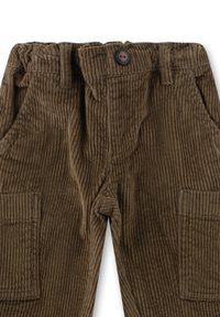 Braune Cordhosen mit vertikaler Rippstruktur, ausgestattet mit zwei Fronttaschen und einem einzelnen Knopfverschluss am Bund.