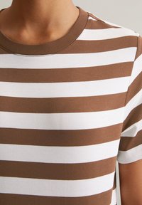 Brown and white striped t-shirt in cotton. Features a crew neckline and short sleeves with even stripes of varying widths.