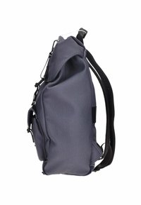 Zaino in tessuto grigio con superficie testurizzata, spallacci regolabili e accenti neri a contrasto; presenta molteplici tasche e un manico superiore.
