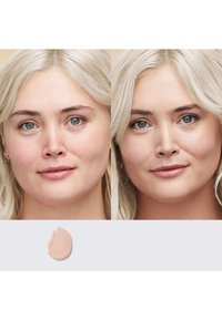 Sammenligning af foundation på to sider af et ansigt. Venstre side viser naturlig hud; højre side viser en glat, jævn hudtone. Nederst en lys beige farveprøve.