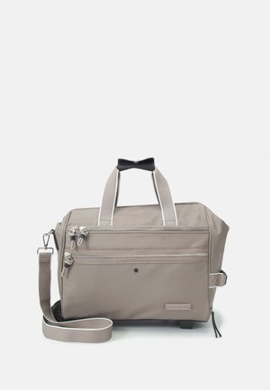 Grå stofpose med to topremme, justerbar skulderrem, to lynlåslommer foran og hvide detaljer. Glat tekstur og rektangulær form.